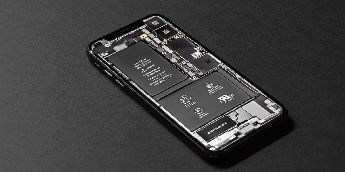 A picture of the iPhone's back is opened, and you can see the battery.